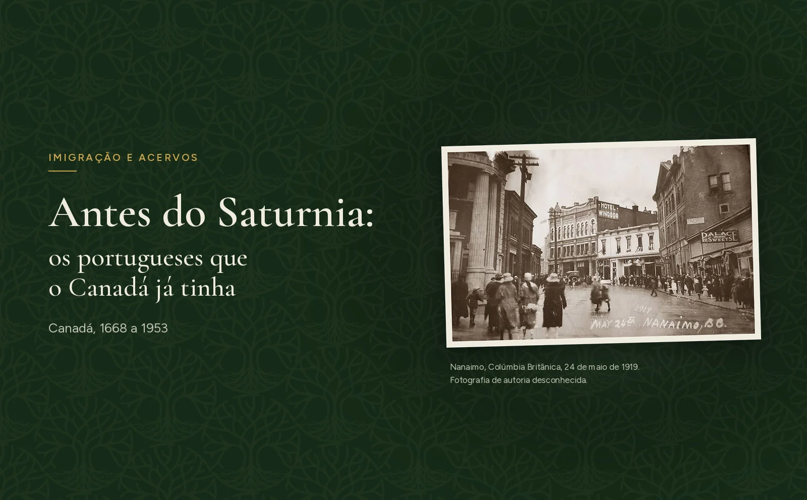Antes do Saturnia: os portugueses que o Canadá já tinha. Fotografia de uma rua de Nanaimo, na Colúmbia Britânica, em 24 de maio de 1919, de autoria desconhecida, sobre fundo verde-escuro.