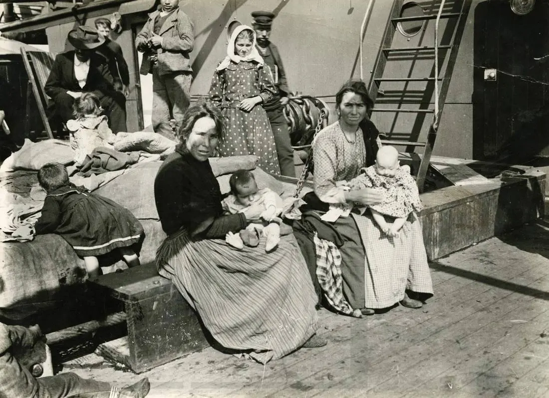 Mulheres emigrantes com bebês no convés de um navio