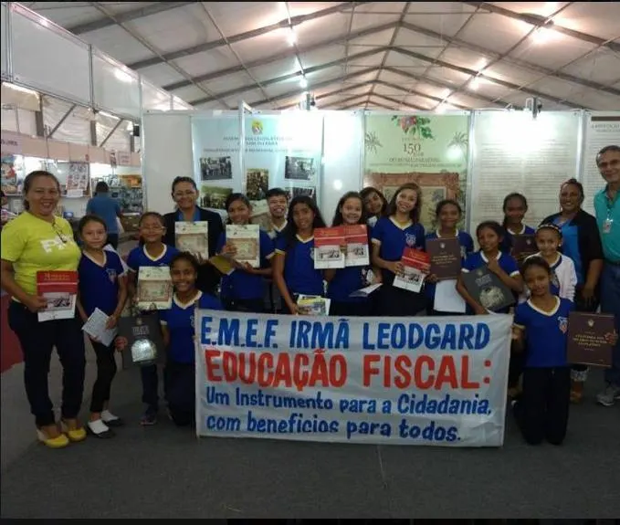 Estudantes com publicações históricas na Feira do Livro de Santarém