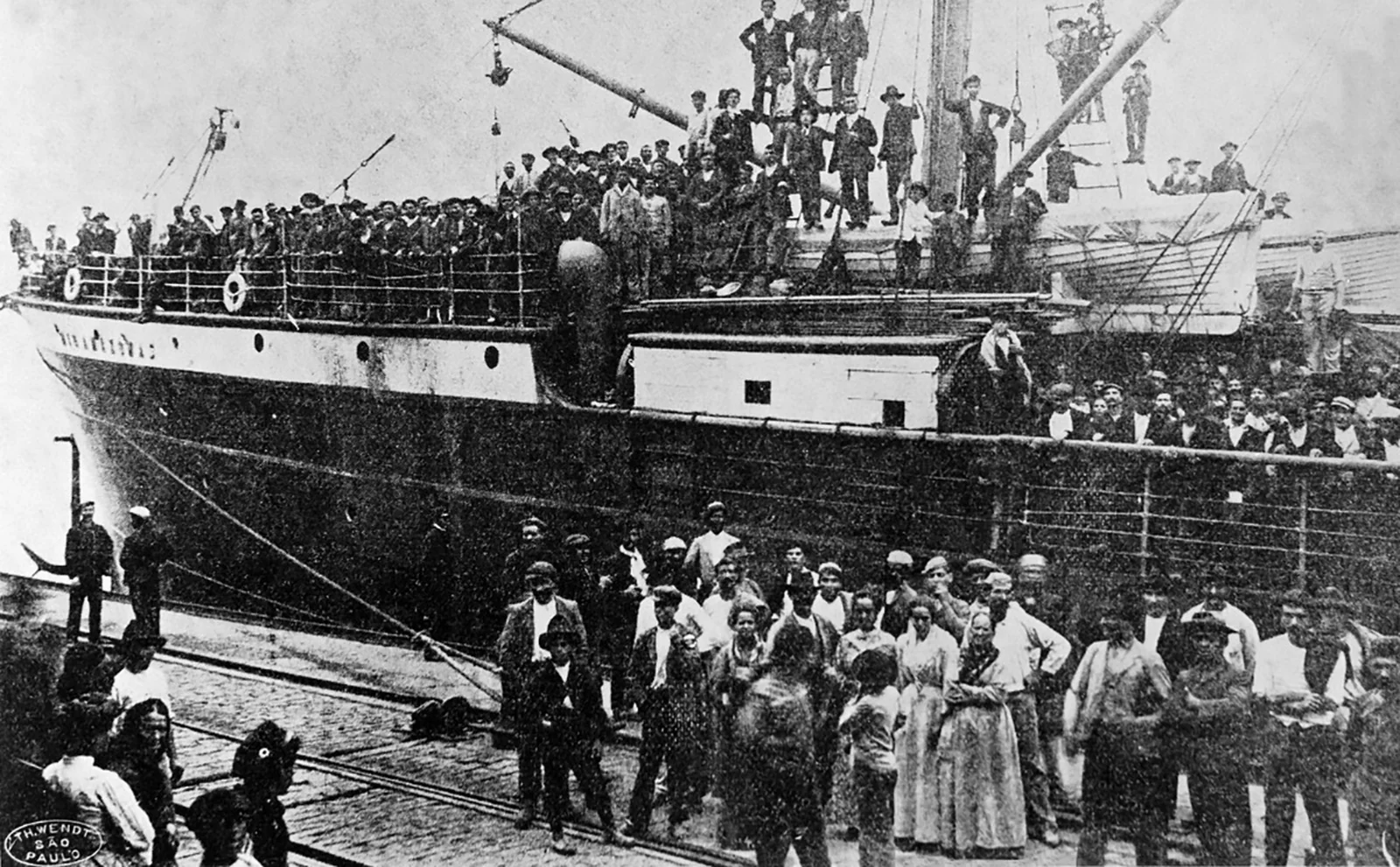 Desembarque de imigrantes italianos no porto de Santos em 1907