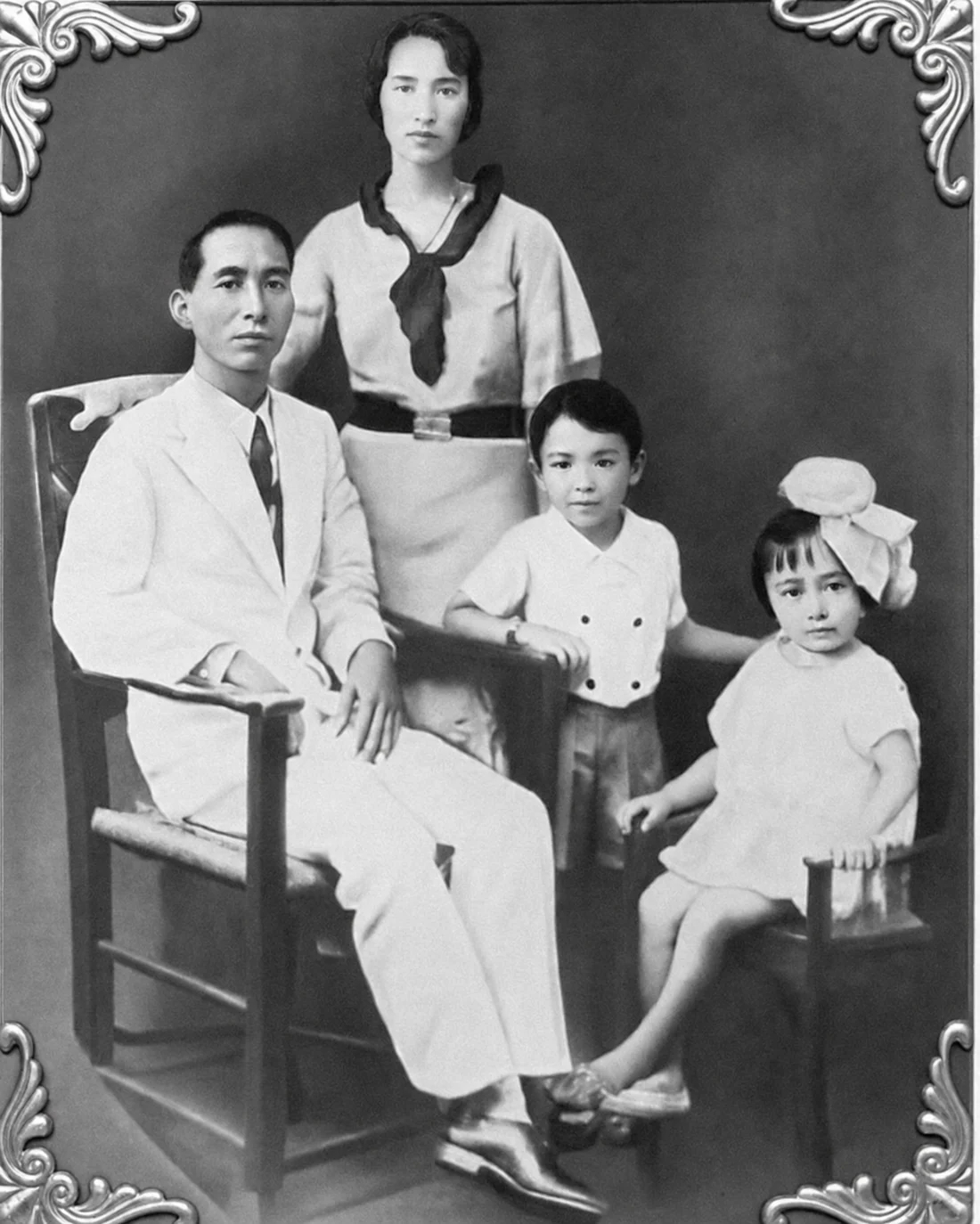 Maria de Nazaré Alves with her husband and children, family photograph, reproduced with permission.