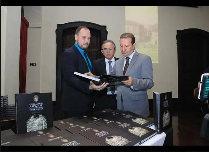 Thiago Vianna apresenta o livro O Parlamento Paraense a autoridades no Museu do Estado do Pará