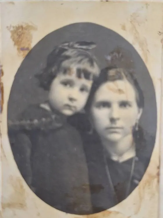Retrato de Maria de Jesus Soares e a filha Maria da Glória