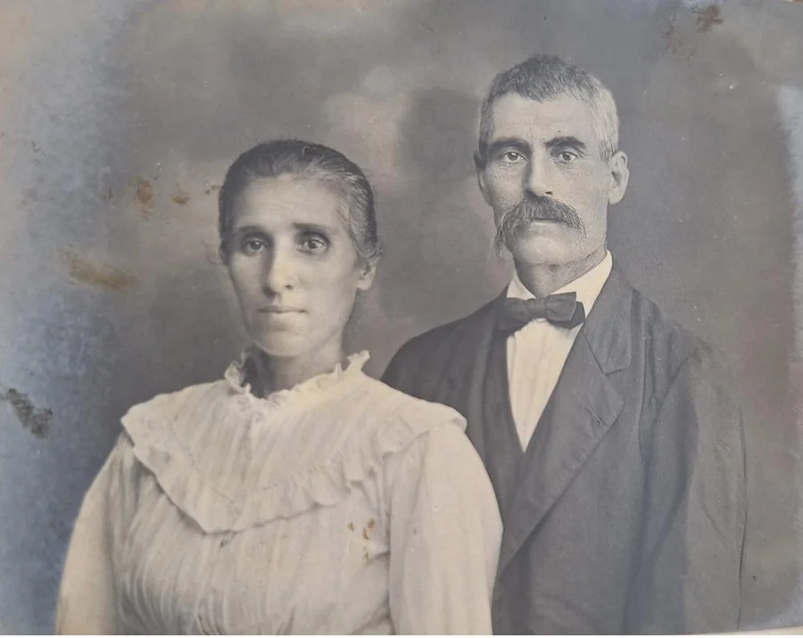 Manoel Antônio Dias, jornaleiro, ao lado de Filomena.
