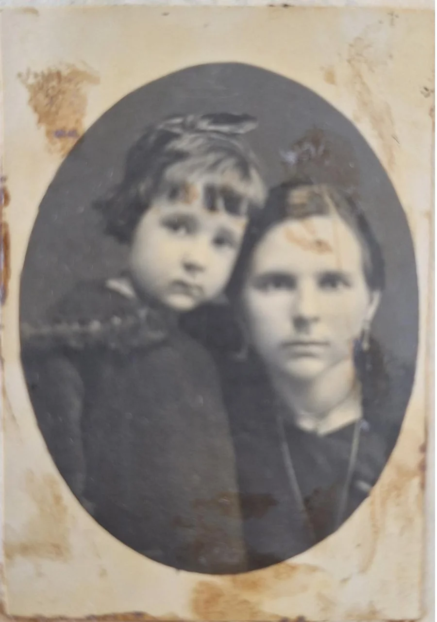 Maria de Jesus Soares, doméstica, fotografada com a filha Maria da Glória.