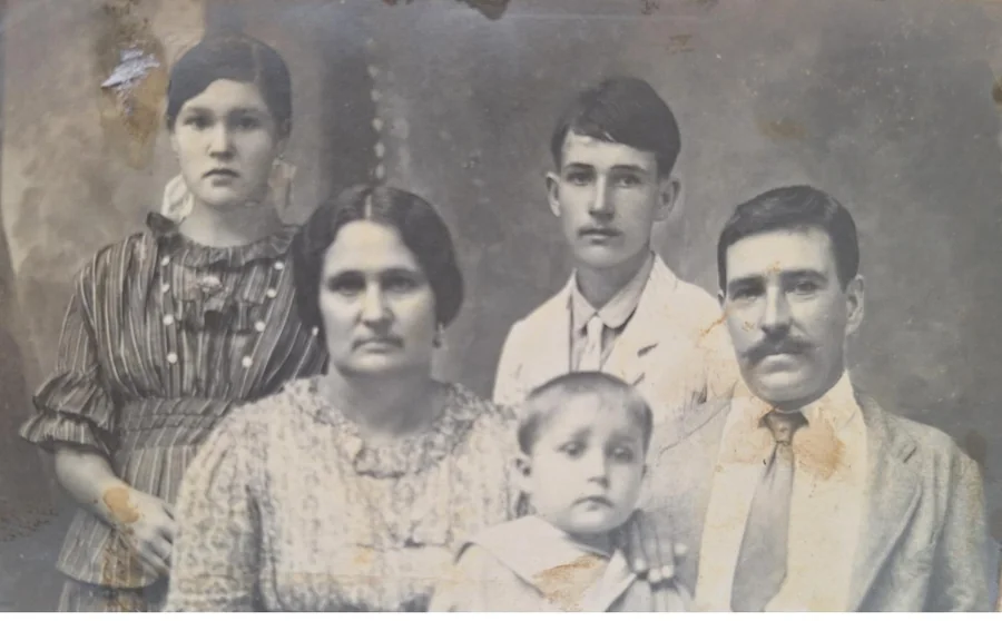 David Sarmento da Costa, identificado como horteleiro, com a família.