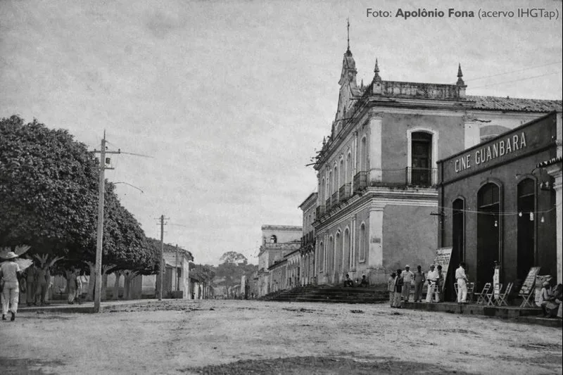 Rua de Santarém junto ao Cine Guanabara, Baixo Amazonas, Pará. Foto: Apolônio Fona (acervo IHGTap).