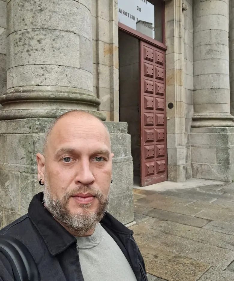 Thiago Bezerra Vianna, fundador da Mnésis, diante da Faculdade de História